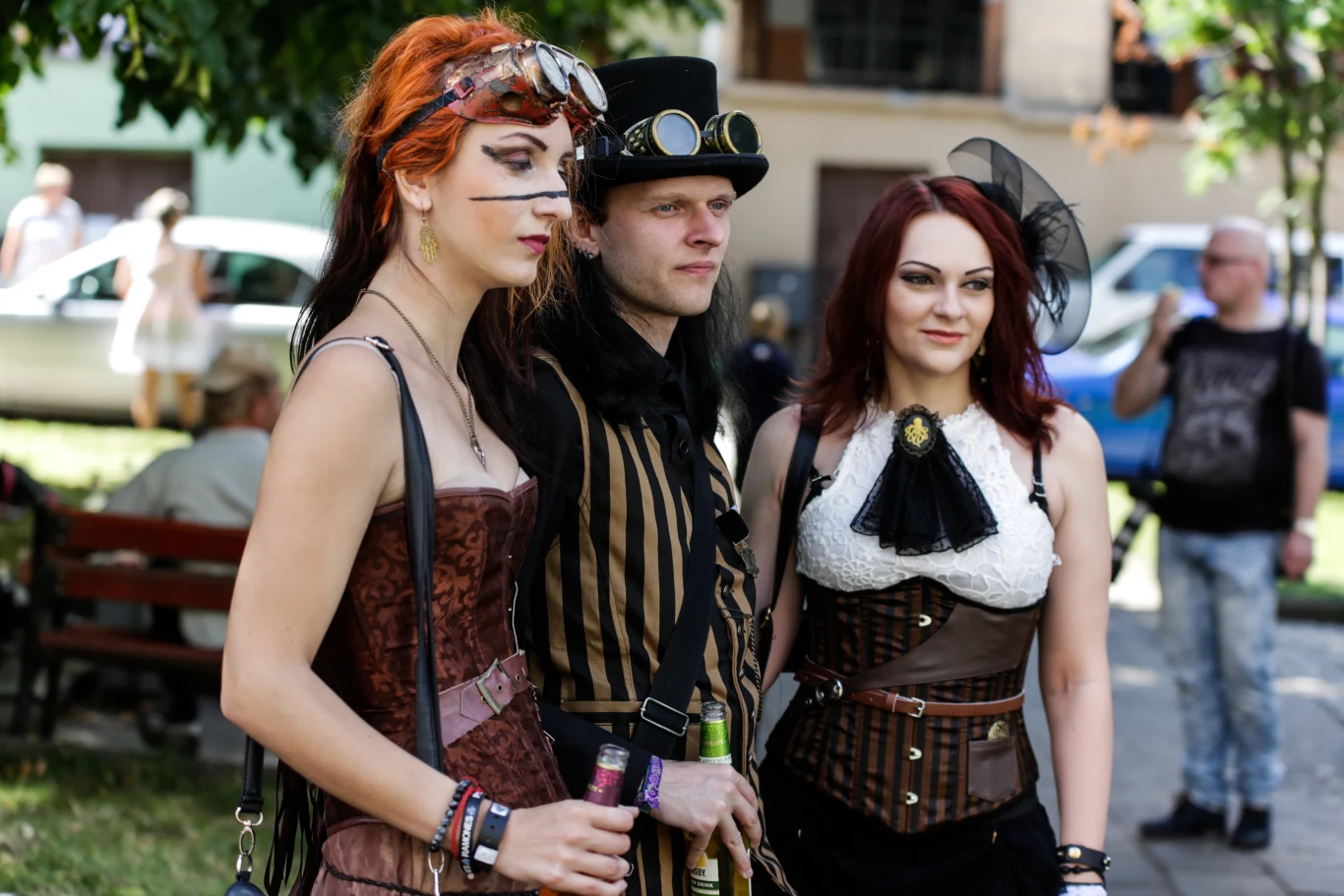 Podczas Castle Party 2016 zagrali także m.in. Closterkeller, Clan Of Xymox, Xandria, De/Vision, Garden Of Delight i wracający na scenę po kilkuletniej przerwie Moonlight.