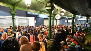 Pielgrzymi na Dworcu Kraków-Główny