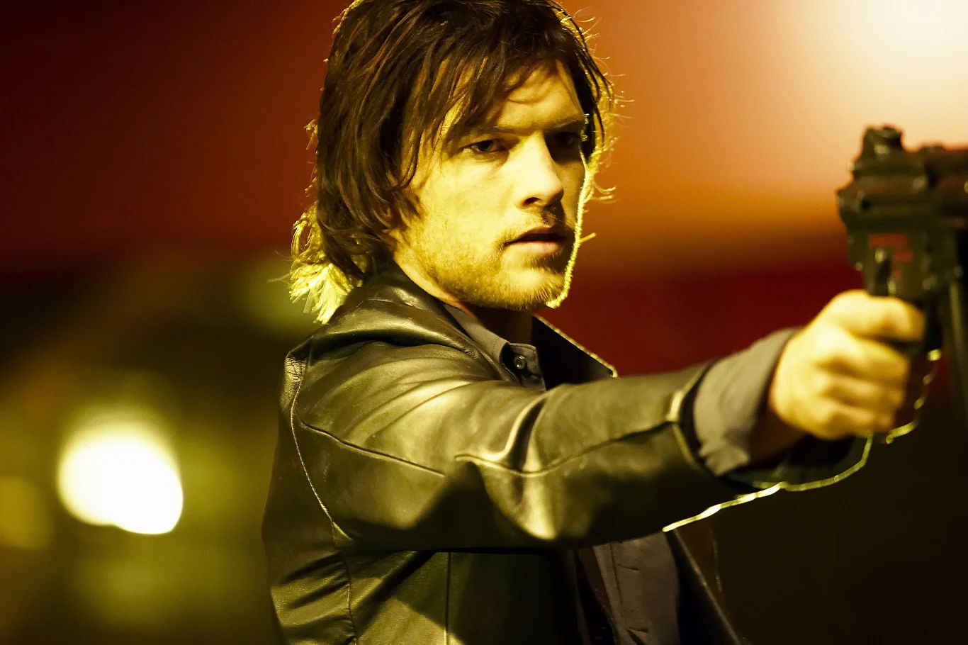 W 2006 roku Sam Worthington zagrał tytułową rolę w mrocznym thriller zrealizowanym w oparciu o "Makbeta" Szekspira. 

Akcja opowieści przeniesiona została w czasy współczesne i rozgrywa się w świecie wielkomiejskich gangów. Macbeth to teraz płatny zabójca na usługach szefa gangu - Duncana. Pewnego dnia usłyszy przepowiednię, która wróży mu potęgę i bogactwo. Chcąc przyspieszyć jej spełnienie postanawia, za namową bezwzględnej żony, zgładzić Duncana i przejąć kierownictwo gangu. Zanim do tego dojdzie, poleje się morze krwi.

 