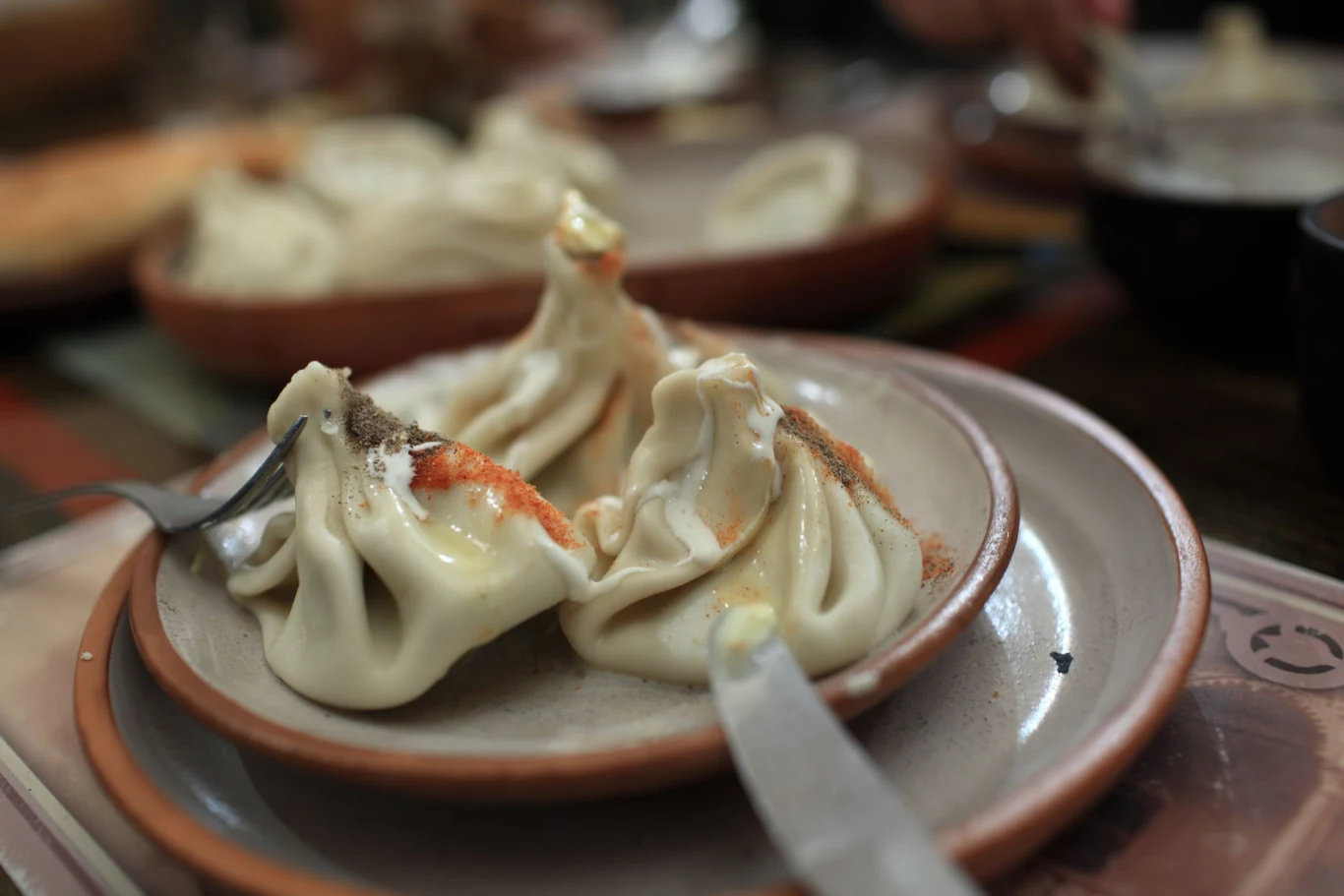 Jednym z najbardziej charakterystycznych dań kuchni gruzińskiej są chinkali, czyli pierożki przypominające sakiewki, wypełnione soczystym farszem mięsnym i aromatycznym bulionem.
