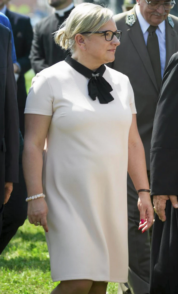 Ta suknia została zaprojektowana przez samą posłankę! Ta suknia została zaprojektowana przez samą posłankę!