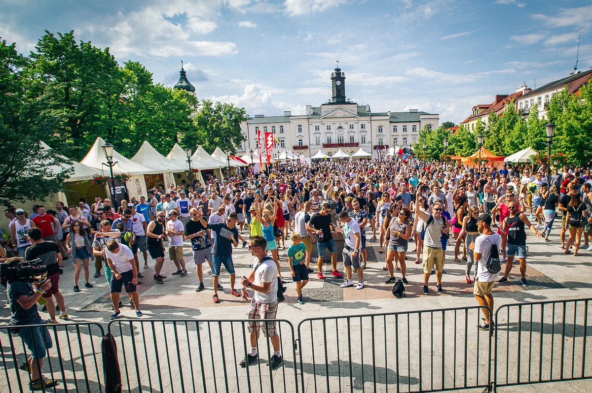 Publicznośc na scenie na Starym Rynku w Płocku