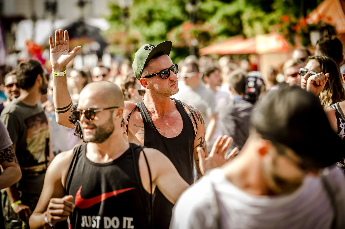 Publicznośc na scenie na Starym Rynku w Płocku