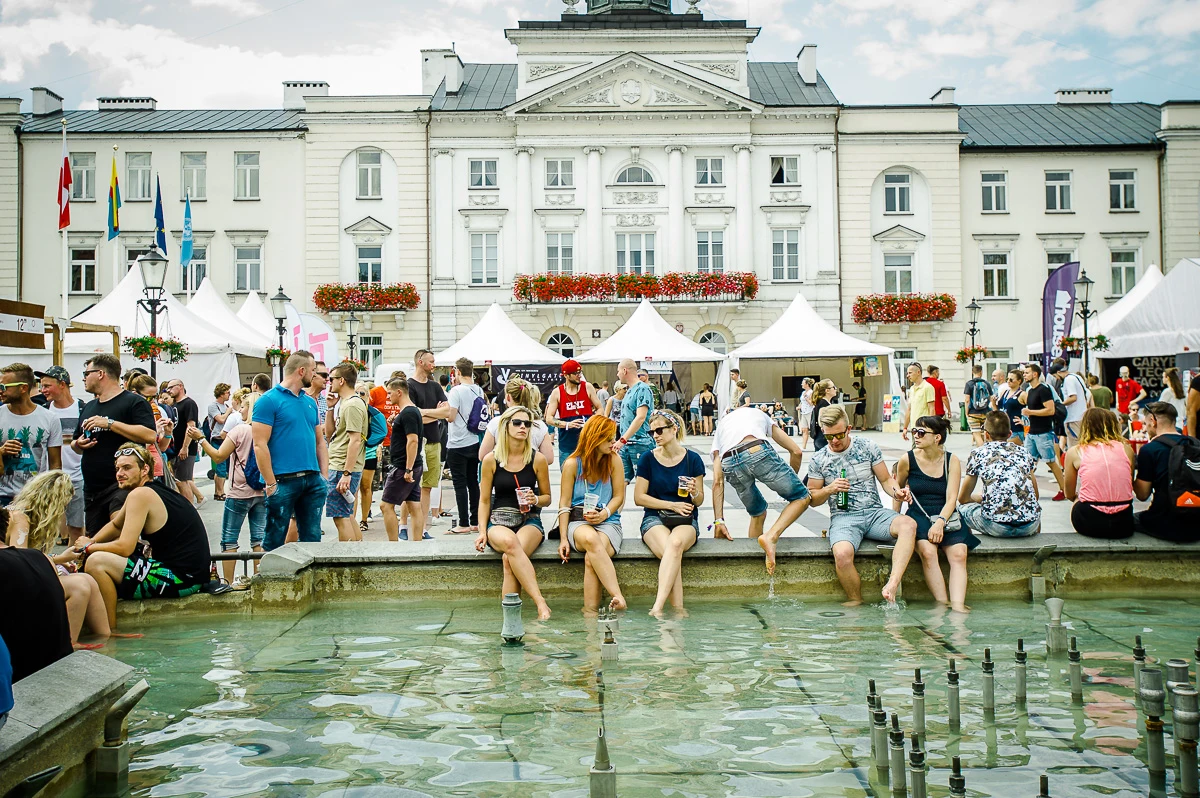 Publiczność na Starym Rynku w Płocku podczas Audioriver