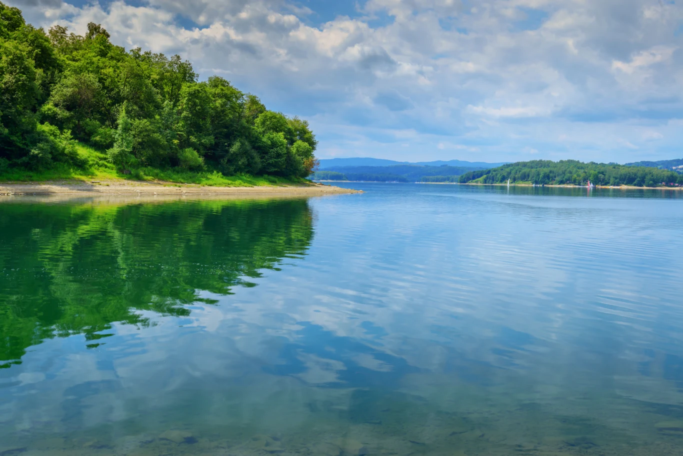 Jezioro Solińskie przyciąga turystów jak magnes, zwłaszcza gdy pogoda za oknem dopisuje