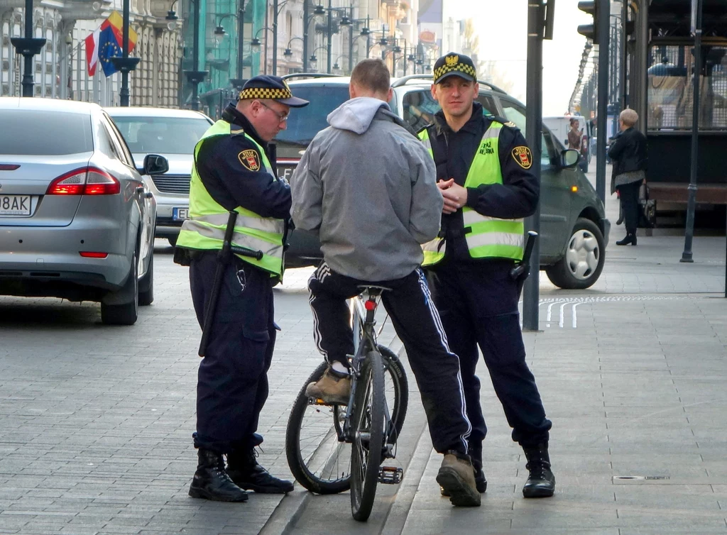 Straż Miejska wypisuje rowerzyście mandat