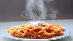 Pożywne spaghetti z piekarnika. Kultowy włoski przysmak w nowym wydaniu