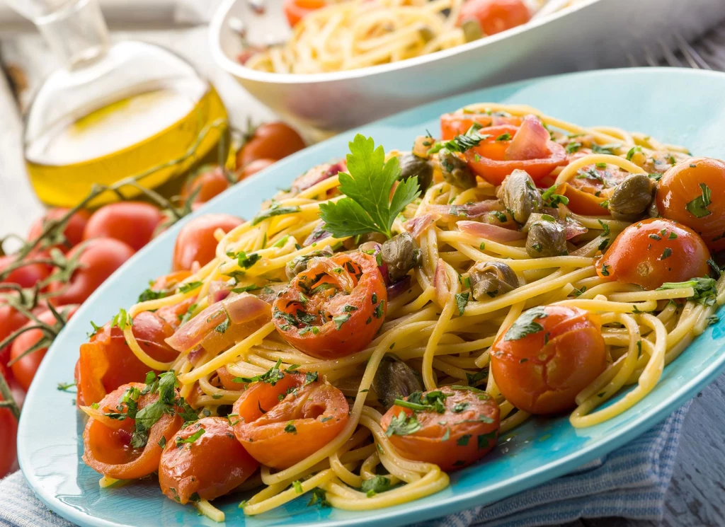Spaghetti z pomidorami, cytryną i natką
