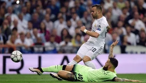 Jese Rodriguez (w białym) podczas meczu w Madrycie