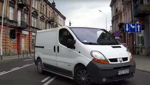 Kierowca tego Renault Traffic dał przykład klasycznego wymuszenia pierwszeństwa