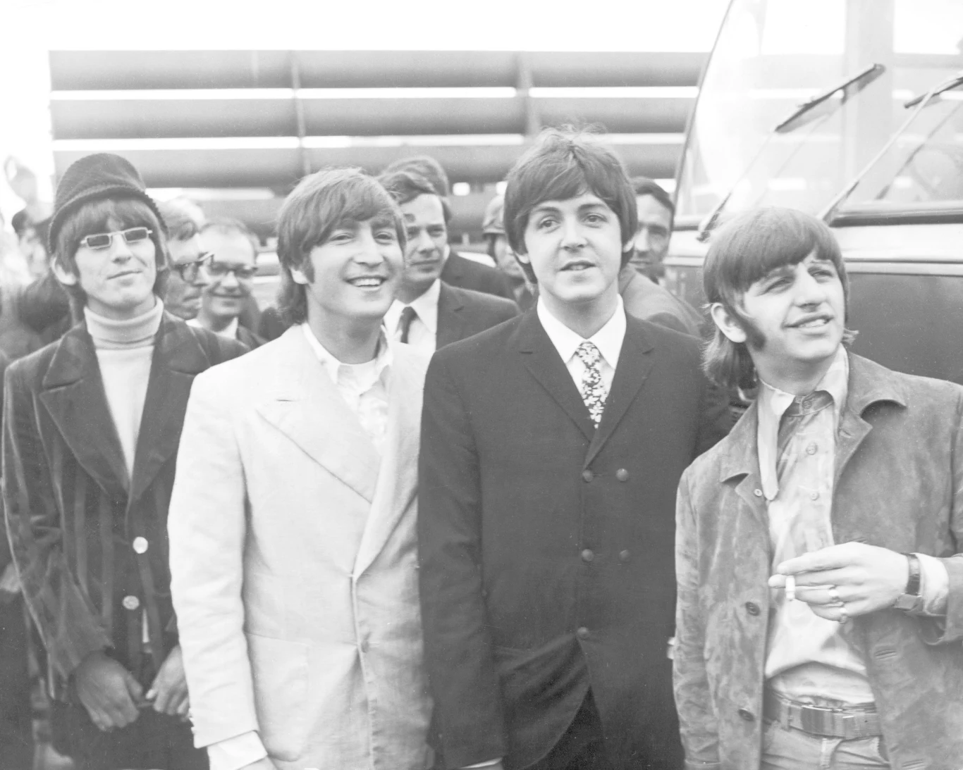 The Beatles w połowie 1966 roku: od lewej George Harrison, John Lennon, Paul McCartney i Ringo Starr The Beatles w połowie 1966 roku: od lewej George Harrison, John Lennon, Paul McCartney i Ringo Starr