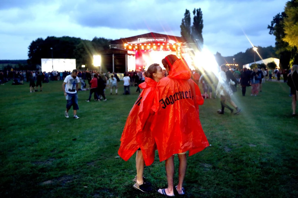 Deszcz na OFF Festivalu pozwolił zawierać nowe znajomości uczestnikom