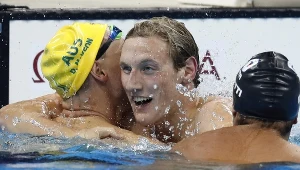 Mack Horton (w środku) odbiera gratulacje po wyścigu