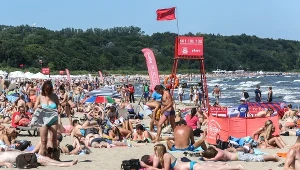 Czerwona flaga oznacza zakaz kąpieli, zdj. ilustracyjne 