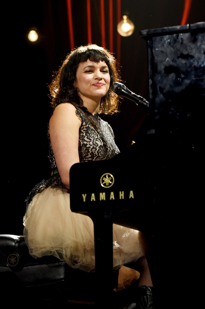 Norah Jones znów za fortepianem