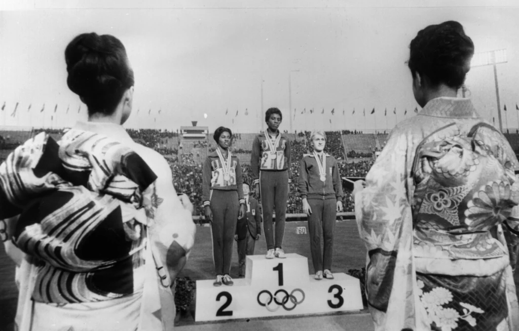 Igrzyska XVIII Olimpiady w 1964 roku w Tokio. Na podium Edith McGuire, Wyomia Tyus i Ewa Kłobukowska Igrzyska XVIII Olimpiady w 1964 roku w Tokio. Na podium Edith McGuire, Wyomia Tyus i Ewa Kłobukowska
