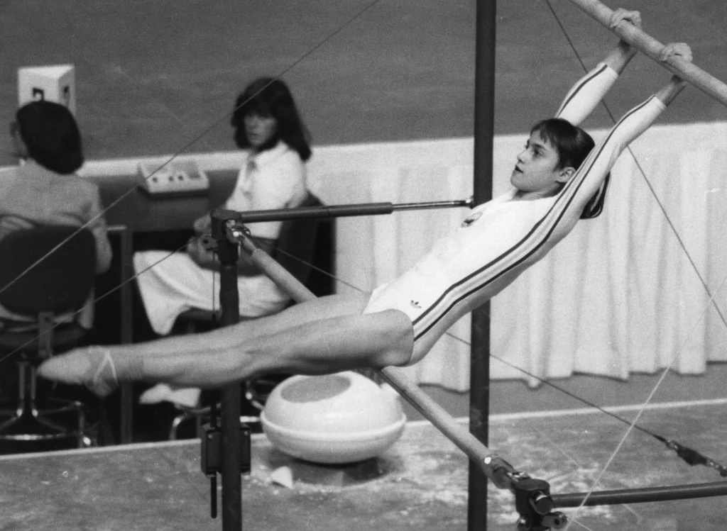 Nadia Comaneci do dziś uznawana jest za wzór gimnastyczki sportowej. W 1976 roku, 14-letnia wówczas Rumunka dostała perfekcyjną notę – 10.0 Nadia Comaneci do dziś uznawana jest za wzór gimnastyczki sportowej. W 1976 roku, 14-letnia wówczas Rumunka dostała perfekcyjną notę – 10.0