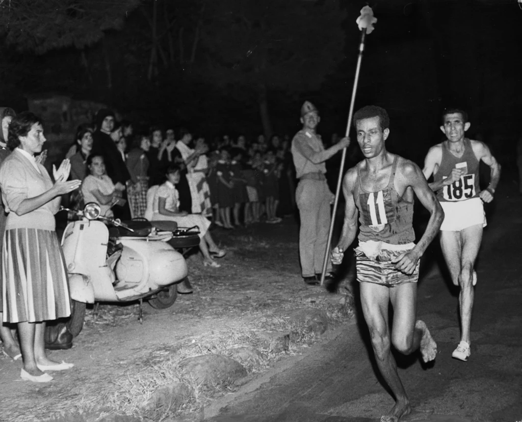 Abebe Bikila podczas igrzysk olimpijskich w Rzymie w 1960 roku postanowił biec boso, ponieważ w trakcie intensywnych treningów zniszczył swoje buty. Co ciekawe maratończyk wygrał i został pierwszym złotym medalistą olimpijskim z Afryki Wschodniej Abebe Bikila podczas igrzysk olimpijskich w Rzymie w 1960 roku postanowił biec boso, ponieważ w trakcie intensywnych treningów zniszczył swoje buty. Co ciekawe maratończyk wygrał i został pierwszym złotym medalistą olimpijskim z Afryki Wschodniej