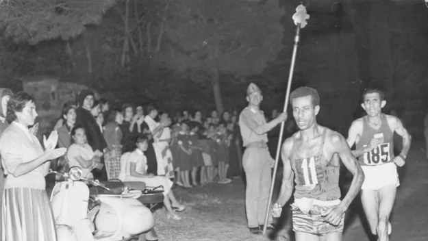 Abebe Bikila podczas igrzysk olimpijskich w Rzymie w 1960 roku postanowił biec boso, ponieważ w trakcie intensywnych treningów zniszczył swoje buty. Co ciekawe maratończyk wygrał i został pierwszym złotym medalistą olimpijskim z Afryki Wschodniej