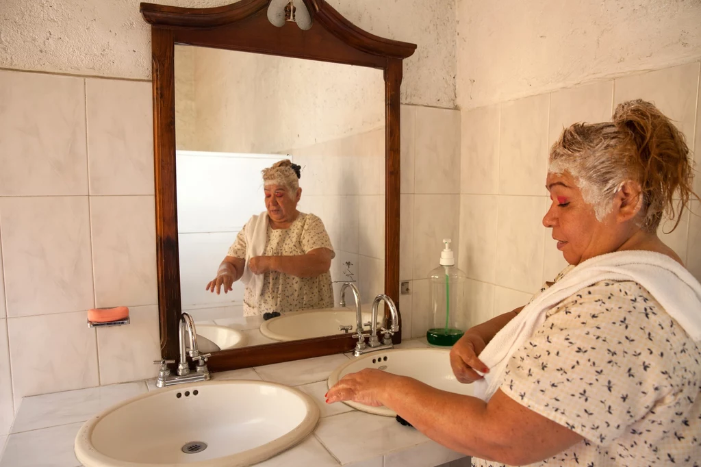 Juanita farbuje włosy, 2016 r. Juanita farbuje włosy, 2016 r.