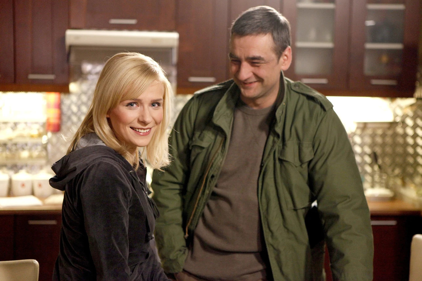 Robert Gonera, na zdj. z Anetą Zając, na planie "Pierwszej miłości" Robert Gonera, na zdj. z Anetą Zając, na planie "Pierwszej miłości"