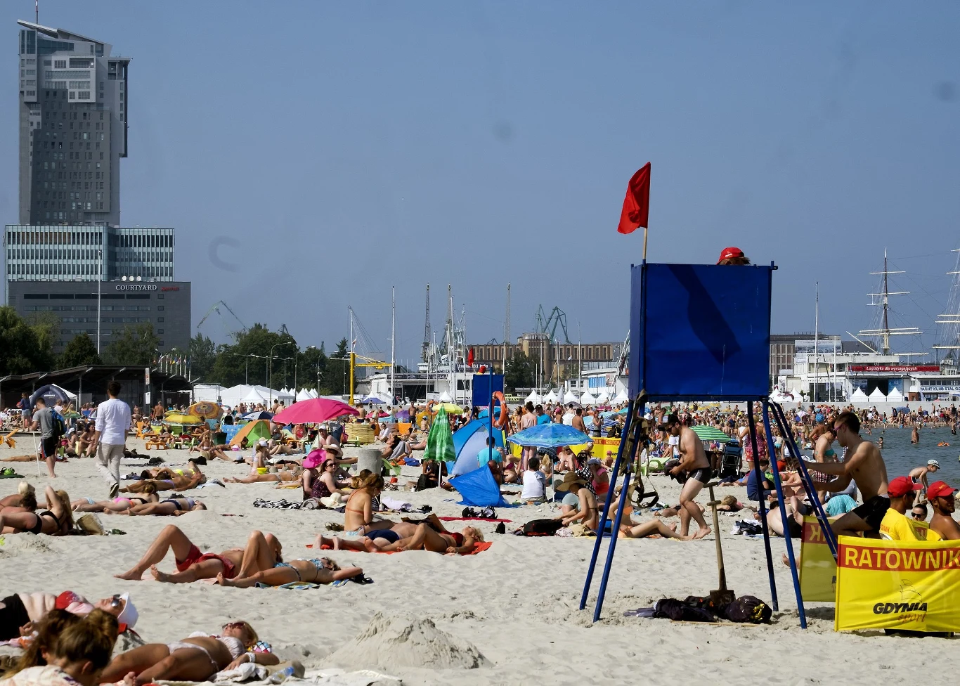 Czerwona flaga oznacza zakaz kąpieli Czerwona flaga oznacza zakaz kąpieli