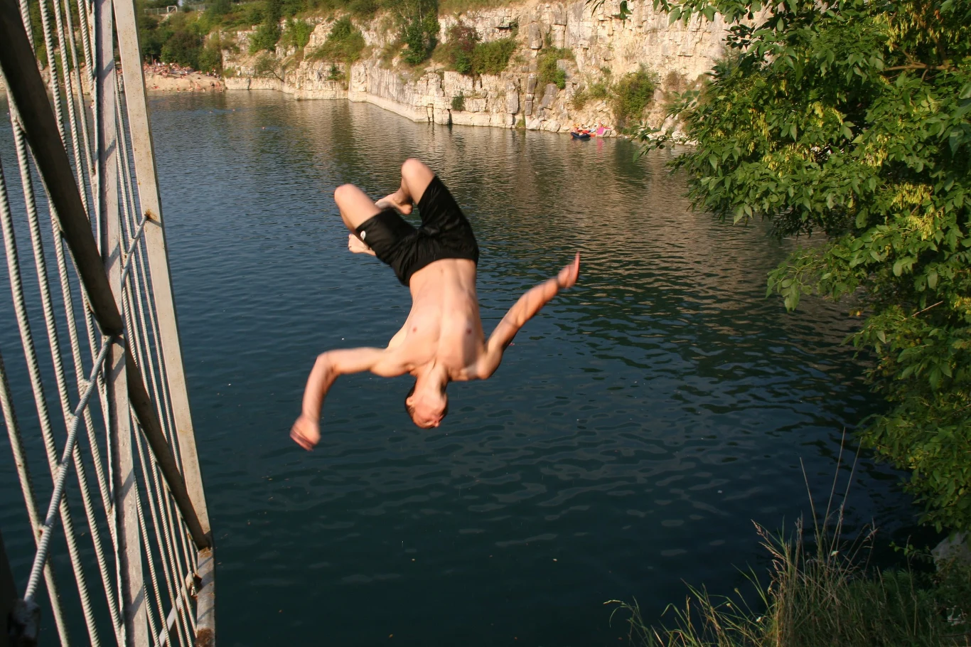 Skok na główkę grozi kalectwem Skok na główkę grozi kalectwem