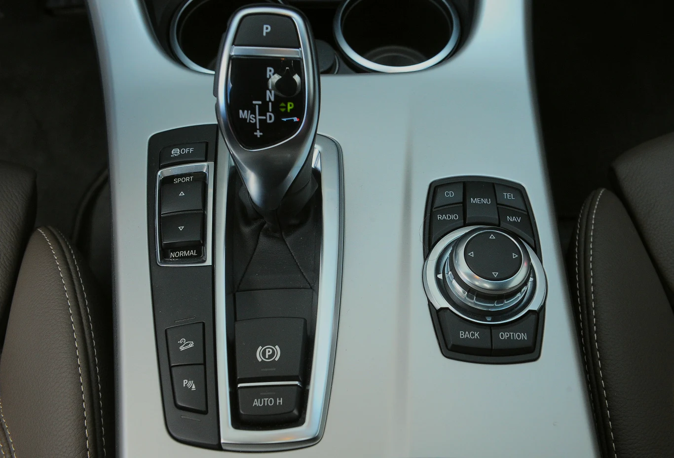 Z ośmiobiegowym "automatem" X3 pali mniej niż z sześciobiegową skrzynią manualną. Kontroler iDrive można obracać, wciskać lub pochylać. Działa całkiem intuicyjnie. Z ośmiobiegowym "automatem" X3 pali mniej niż z sześciobiegową skrzynią manualną. Kontroler iDrive można obracać, wciskać lub pochylać. Działa całkiem intuicyjnie.