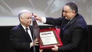 Tomasz Sakiewicz wręcza nagrodę Jarosławowi Kaczyńskiemu