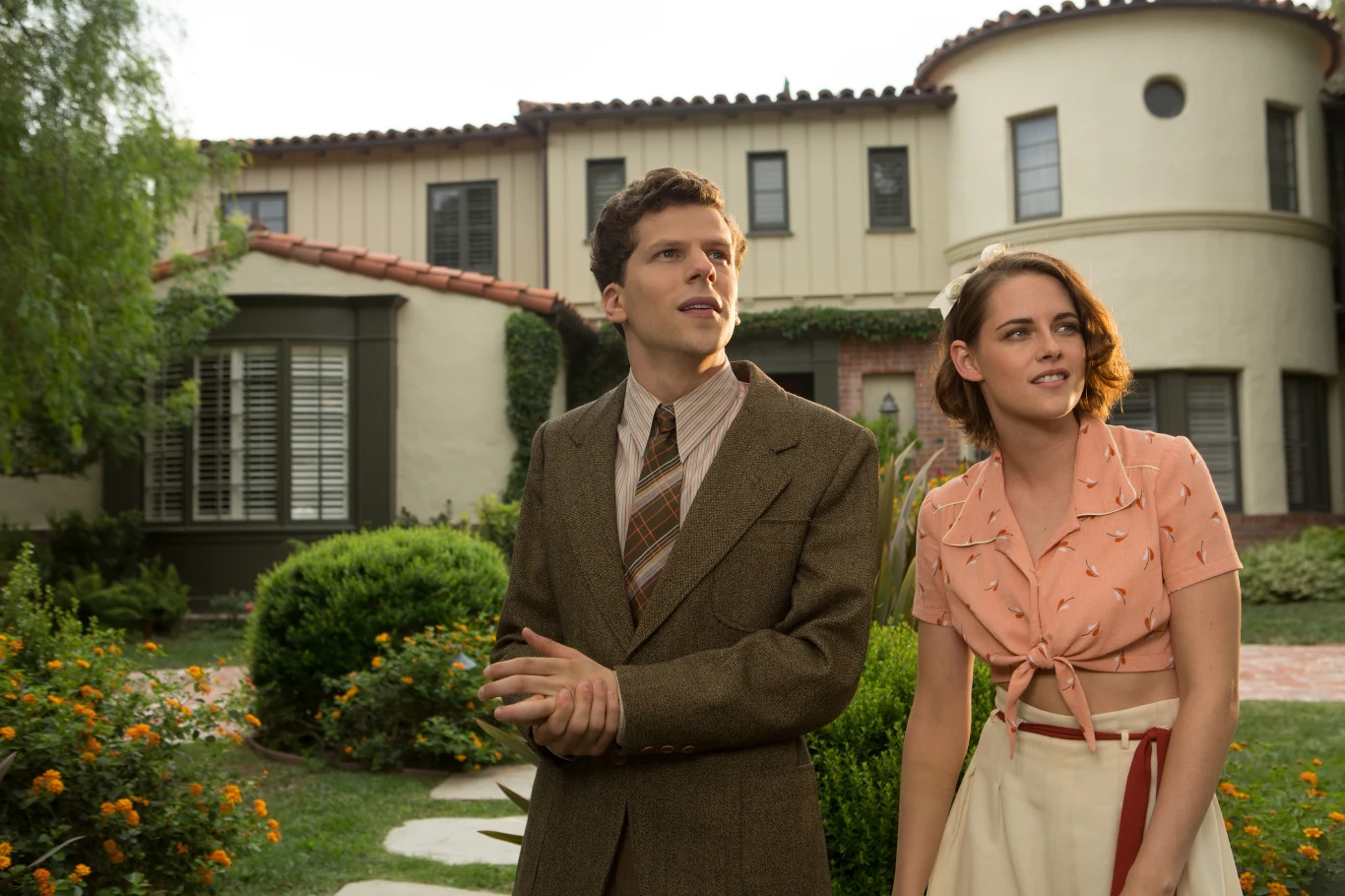 Jesse Eisenberg i Kristen Stewart w scenie z filmu "Śmietanka towarzyska"