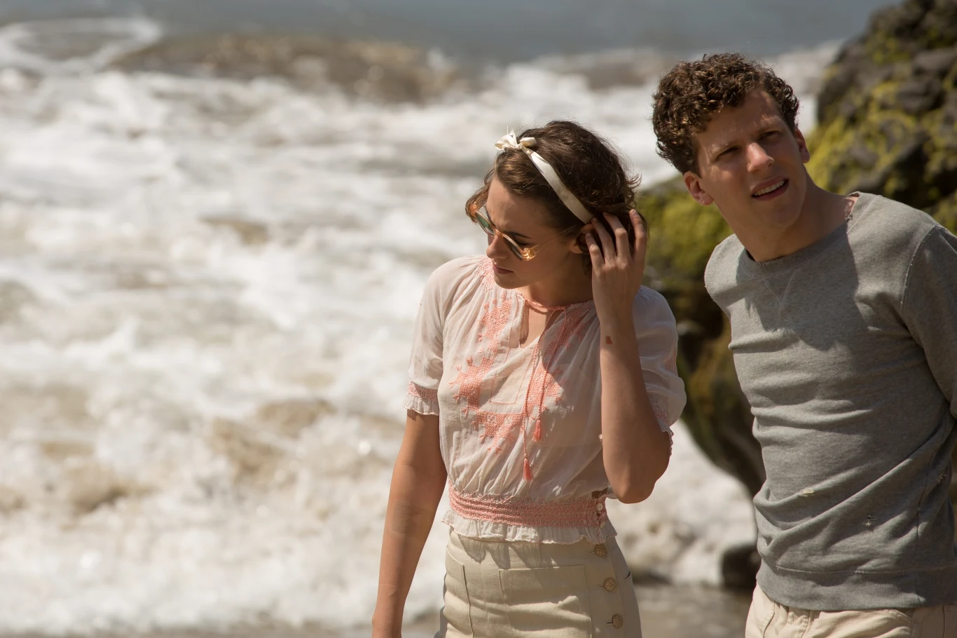 Kristen Stewart i Jesse Eisenberg w scenie z filmu "Śmietanka towarzyska"