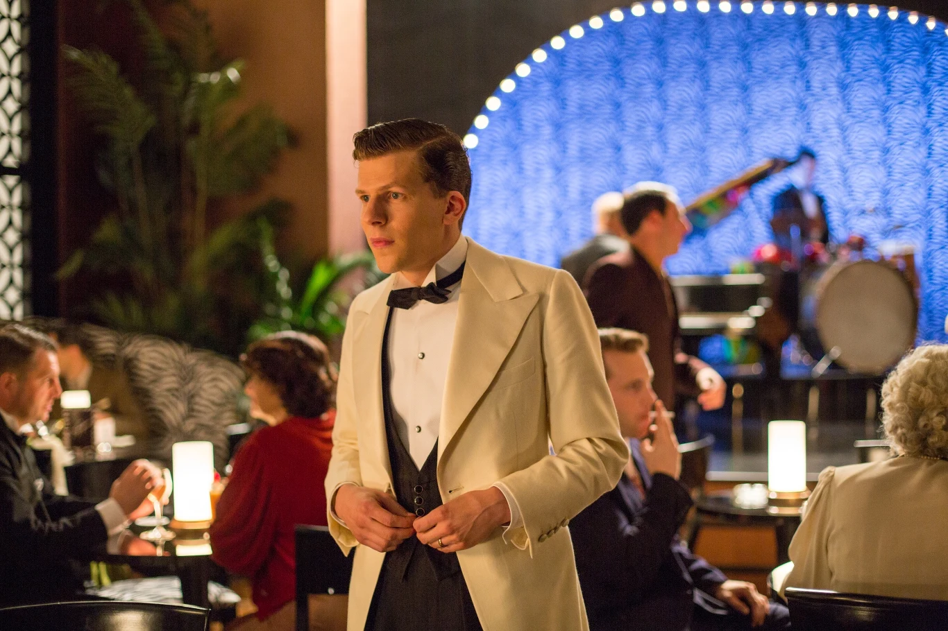 Jesse Eisenberg w scenie z filmu "Śmietanka towarzyska"