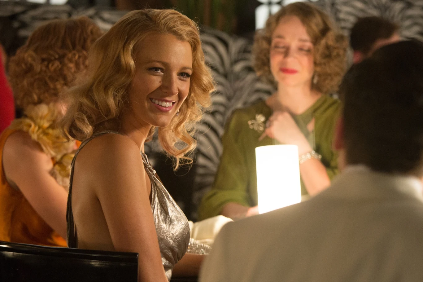Blake Lively w scenie z filmu "Śmietanka towarzyska"