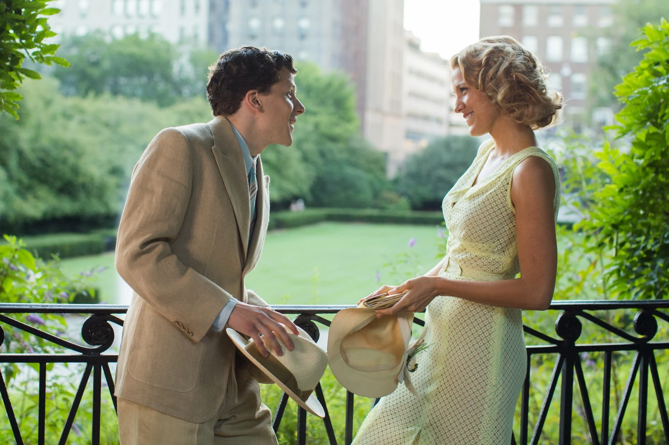 Jesse Eisenberg i Blake Lively  w scenie z filmu "Śmietanka towarzyska"