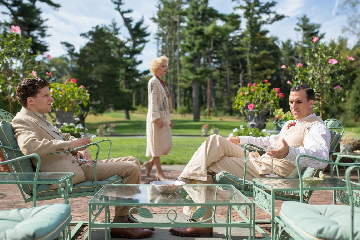 Jesse Eisenberg, Parker Posey i Paul Schneider w scenie z filmu "Śmietanka towarzyska"