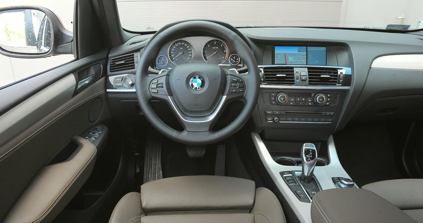 Na zdjęciach występuje auto stosunkowo nowe, ale na tablicy przyrządów samochodu z przebiegiem 160 000 km też nie znaleźliśmy istotnych śladów zużycia z wyjątkiem wytartej warstwy ochronnej na ekranie centralnym. Na zdjęciach występuje auto stosunkowo nowe, ale na tablicy przyrządów samochodu z przebiegiem 160 000 km też nie znaleźliśmy istotnych śladów zużycia z wyjątkiem wytartej warstwy ochronnej na ekranie centralnym.