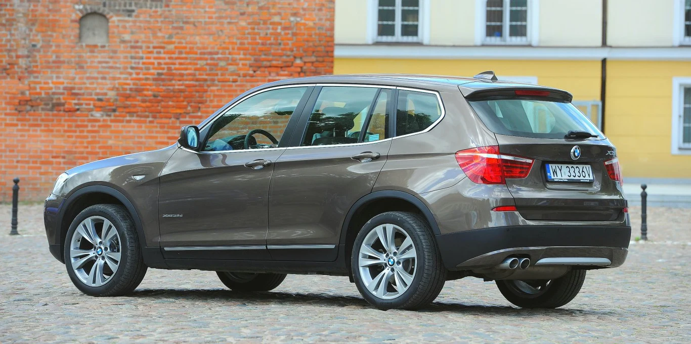 Niskoprofilowe opony i duże felgi przekreślają użyteczność X3 w terenie, jednak gdy chodzi o jazdę po śniegu, xDrive daje sobie radę. Niskoprofilowe opony i duże felgi przekreślają użyteczność X3 w terenie, jednak gdy chodzi o jazdę po śniegu, xDrive daje sobie radę.