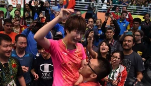 Ding Ning celebruje zdobycie olimpijskiego złota