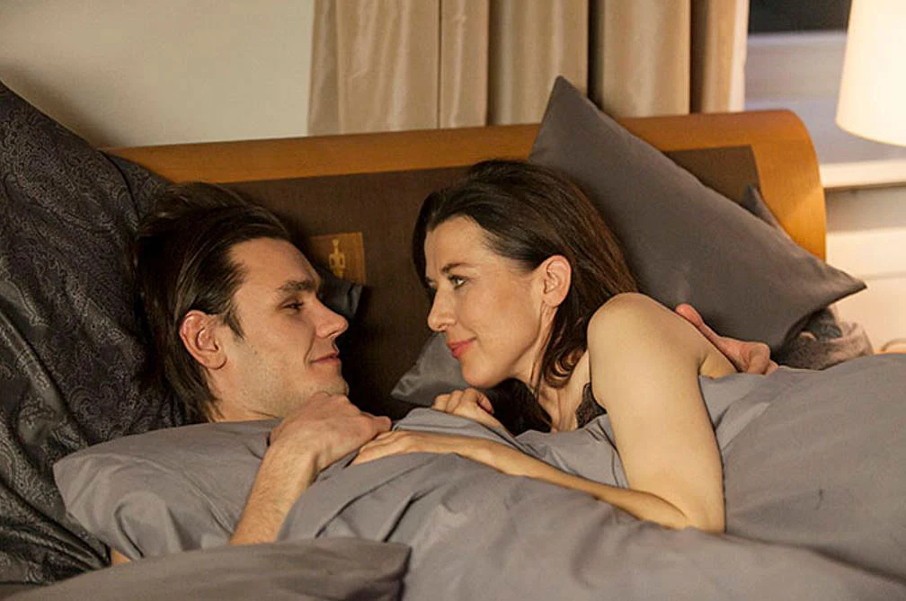 - To nie jest łatwa rola – Katarzyna Herman mówiła po dołączeniu w 2015 roku do obsady serialu "Barwy szczęścia". - Kornelia zakochała się w dużo młodszym mężczyźnie, a takie związki są piętnowane - dodawała aktorka.

Ułatwieniem dla Herman był fakt, że jej ekranowym partnerem był Bartosz Gelner, z którym spotkała się już wcześniej przy okazji pracy nad "Płynącymi wieżowcami".