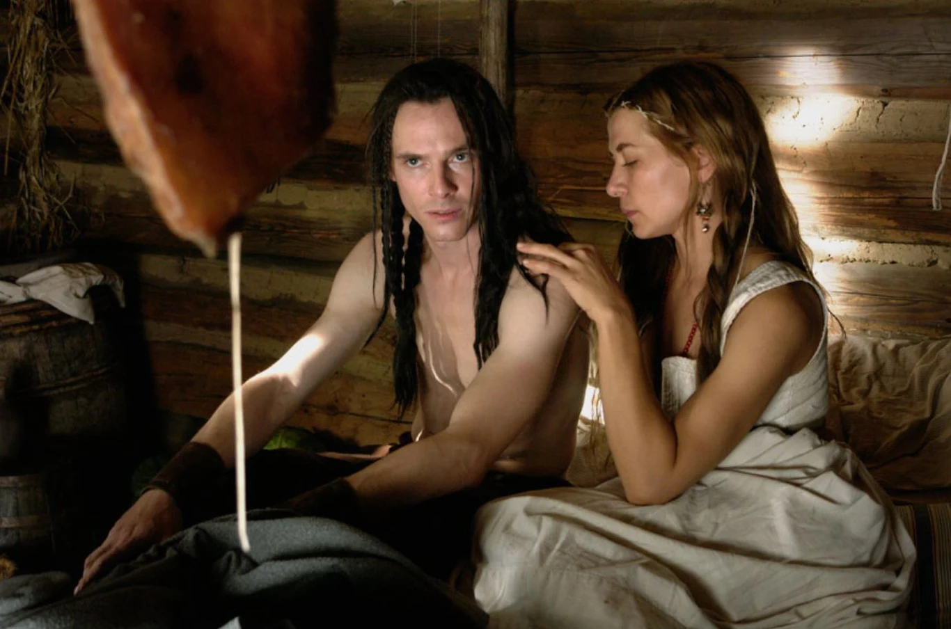 - Lubię postaci, które mają w sobie trochę poczucia humoru. Męczą mnie bardzo role płaczliwych, wręcz szlochających, porzuconych i bezradnych żon. Wcielając się w taką bohaterkę, aktor ma dość ograniczone środki wyrazu. A nas w szkole uczono, żeby to nie aktor, ale widz płakał - Herman mówiła w rozmowie z Interią.

Na kinowym ekranie takie role stworzyła m. in. we "Wszystko, co kocham" Jacka Borcucha czy "Janosiku. Historii prawdziwej" w reżyserii Agnieszki Holland (na zdjęciu).

 