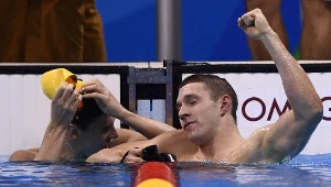 Amerykanin i Australijczyk gratulują sobie po zakończeniu wyścigu