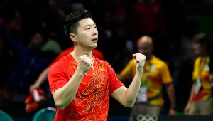 Ma Long celebruje zdobycie złotego medalu w Rio de Janeiro