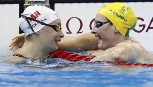 Penny Oleksiak (z lewej) odbiera gratulacje od Cate Campbell