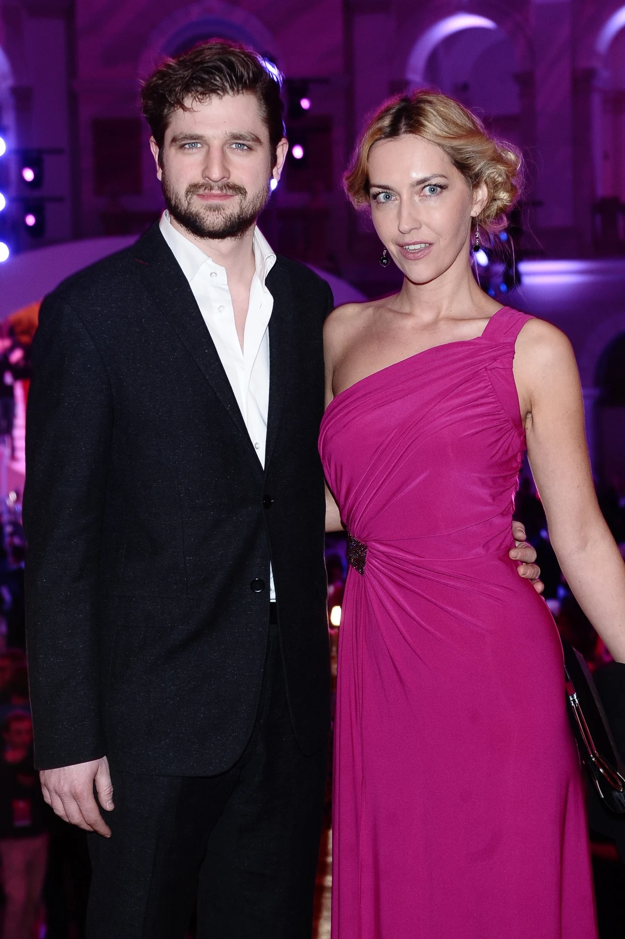 Para niebawem bierze ślub Para niebawem bierze ślub