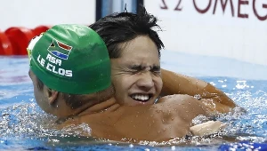 Schooling odbiera gratulacje od Chada Le Closa z RPA