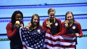 Amerykanki w składzie: Kathleen Baker, Lilly King, Dana Vollmer, Simone Manuel na najwyższym stopniu podium
