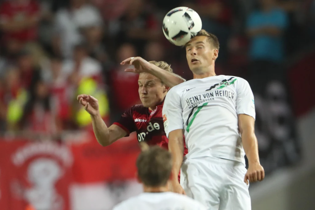 Artur Sobiech (biały strój) Artur Sobiech (biały strój)