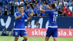 Piłkarze Ruchu Chorzów Mariusz Stępiński (z lewej) i Patryk Lipski