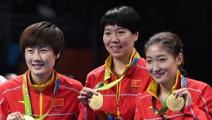 Chinki pozują ze swoimi medalami na podium