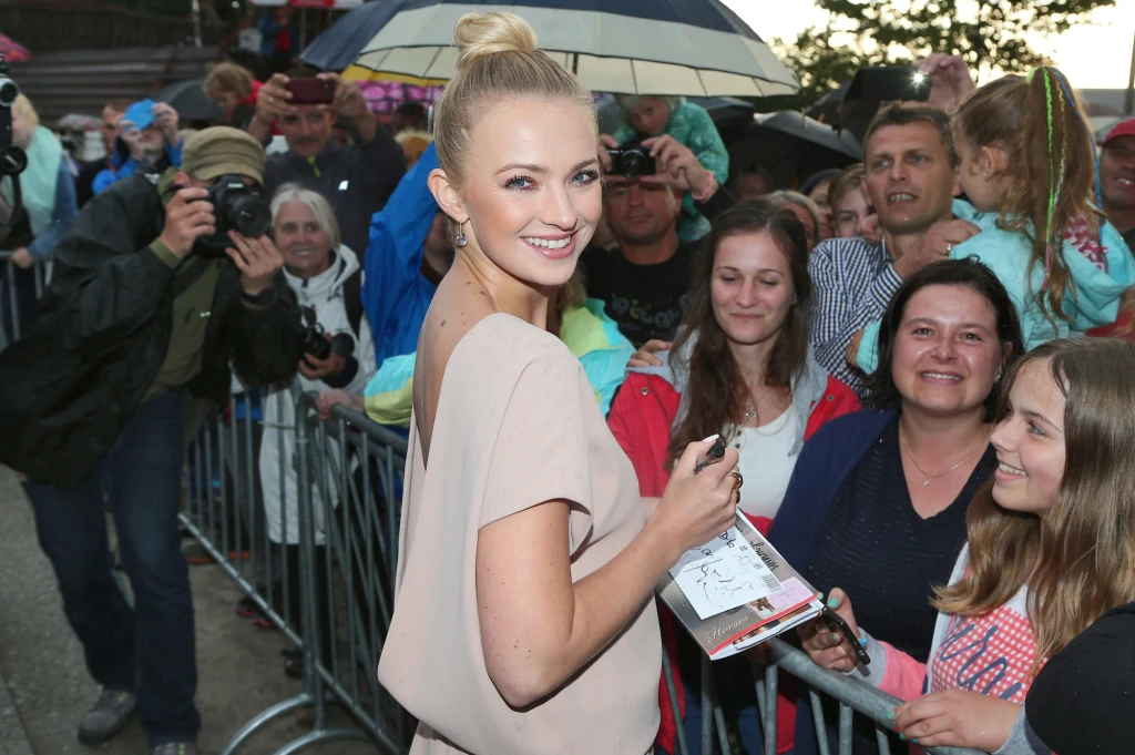 Basia Kurdej-Szatan rozdaje autografy